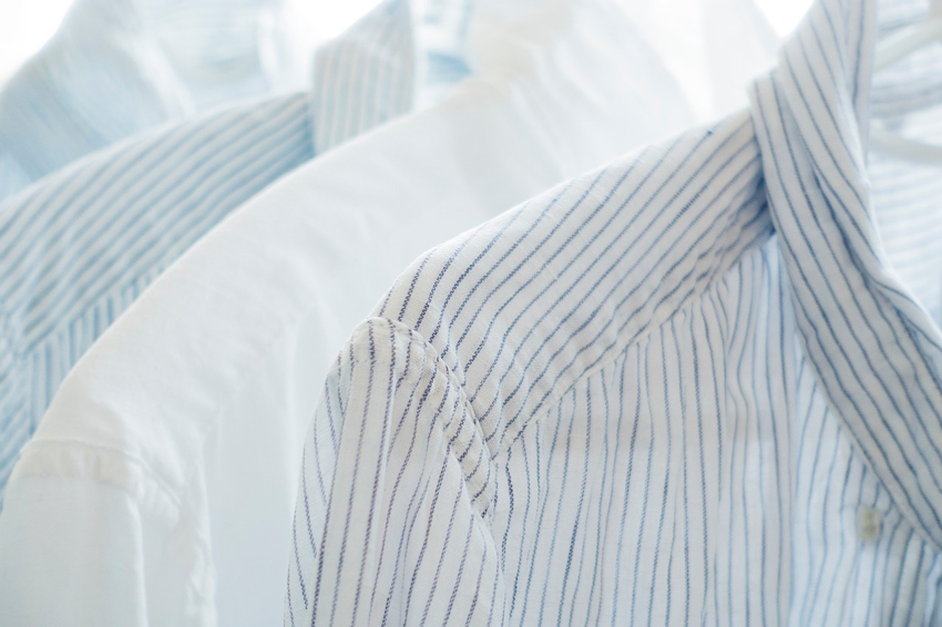 camisas limpias después de lavarlas y secarlas