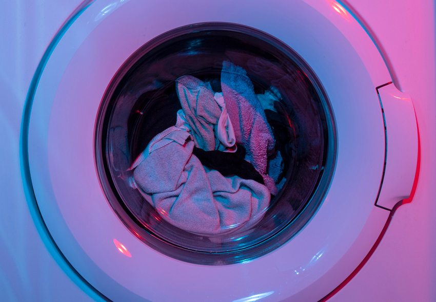 ropa dentro de la lavadora secadora