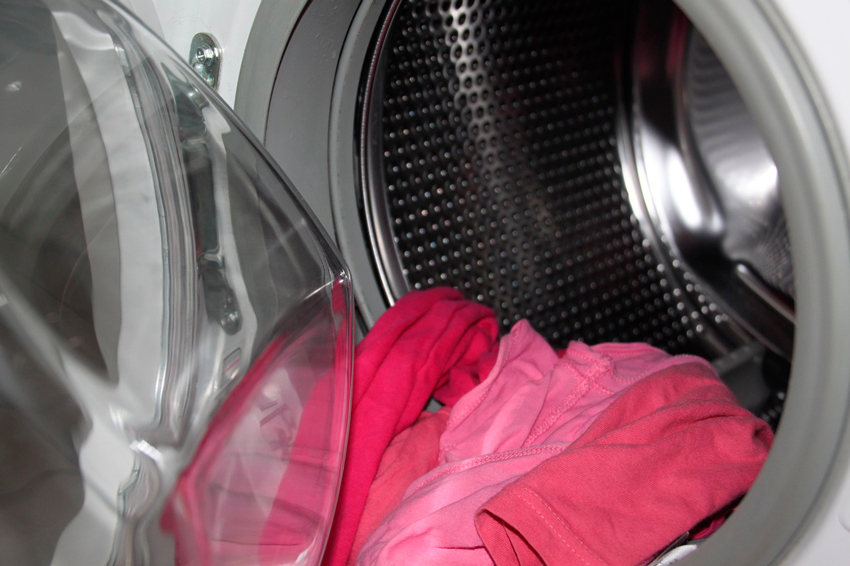 ropa en la lavadora secadora
